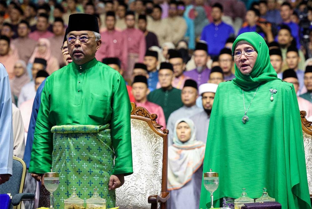 Al-Sultan Abdullah dan Raja Permaisuri Agong, Tunku Azizah Aminah Maimunah Iskandariah berkenan berangkat ke Majlis Sambutan Ma&#039;al Hijrah Peringkat Kebangsaan Tahun 1445H di Pusat Dagangan Dunia Kuala Lumpur (WTCKL) pada Rabu. - Foto Bernama