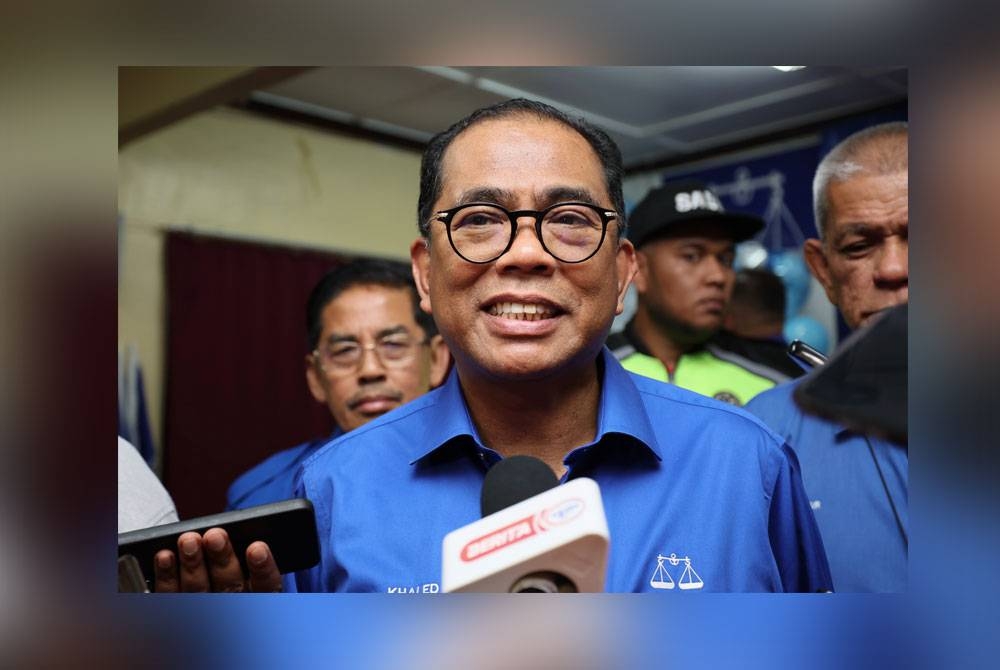 Mohamed Khaled bercakap kepada pemberita pada Majlis Pelancaran Jentera Pilihan Raya BN Parlimen Hulu Terengganu pada malam, Rabu. - Foto Bernama