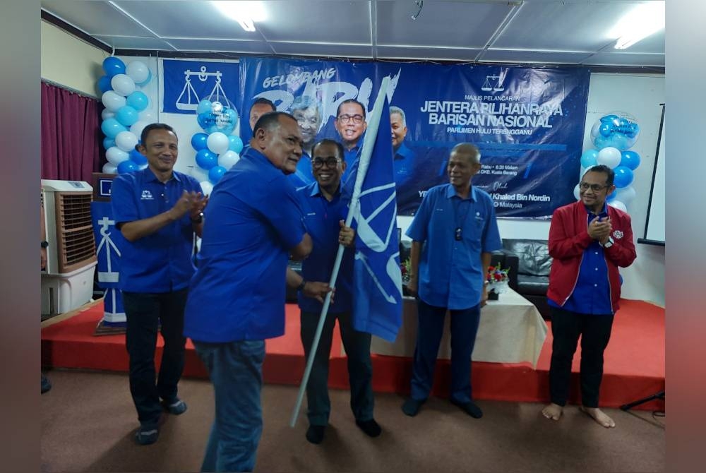 Mohamed Khaled (tengah) ketika melancarkan Majlis Pelancaran Jentera Pilihan Raya Barisan Nasional (BN) Parlimen Hulu Terengganu di Plaza Rahmat OKB, Kuala Berang pada malam Rabu.