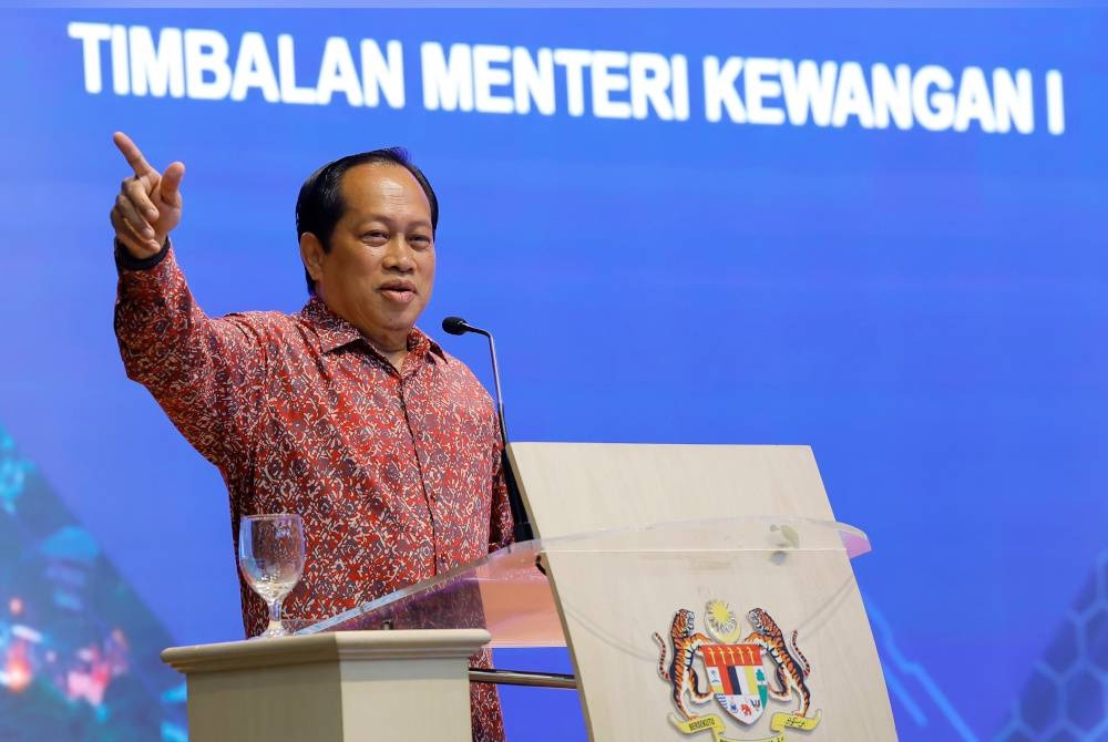 Timbalan Menteri Kewangan I Datuk Seri Ahmad Maslan menyampaikan ucapan pada Program Kepimpinan dan Tadbir Urus Baik Lembaga Pengarah Syarikat Menteri Kewangan (Diperbadankan) (MKD) dan Badan Berkanun Persekutuan (BBP) di Kementerian Kewangan pada Khamis. - Foto Bernama