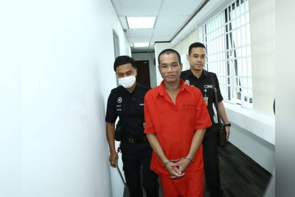 Hassan (tengah) mengaku bersalah atas tuduhan amang seksual fizikal terhadap seorang kanak-kanak perempuan berusia 11 tahun di Mahkamah Sesyen Ipoh pada Khamis.