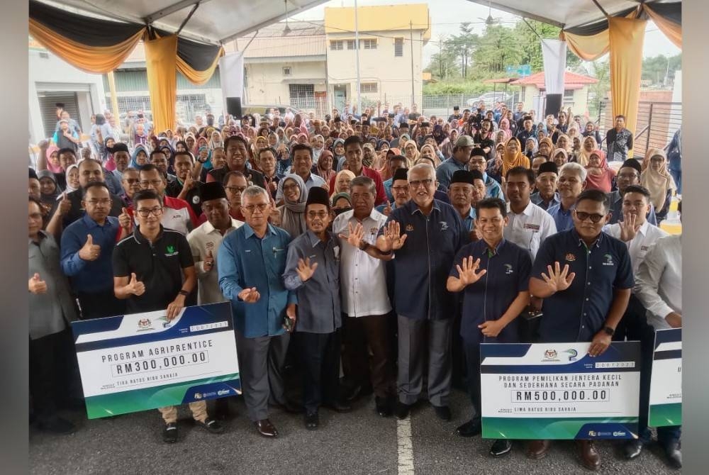 Mohamad (tengah) bersama kakitangan PPK selepas merasmikan bangunan Pejabat PPK Klang pada Khamis.