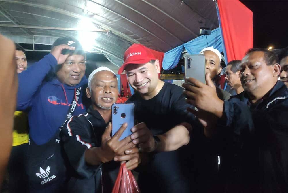 Timbalan Presiden PKR, Rafizi Ramli (tengah) melayan seorang penyokong berswafoto selepas berucap pada Jelajah Madani Dewan Undangan Negeri (DUN) Suka Menanti, di Padang Awam Taman Wira Mergong di sini malam Rabu.