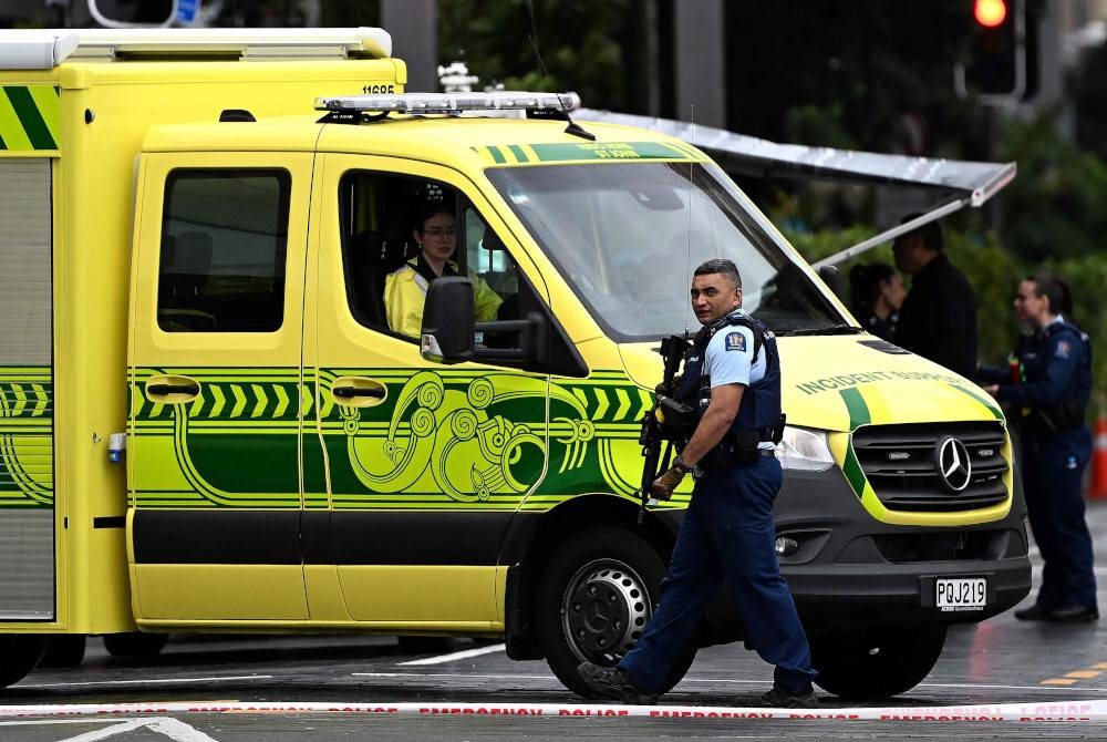 Pegawai polis mengepung kawasan berhampiran lokasi kejadian tembakan di tengah Auckland pada Khamis. - Foto AFP