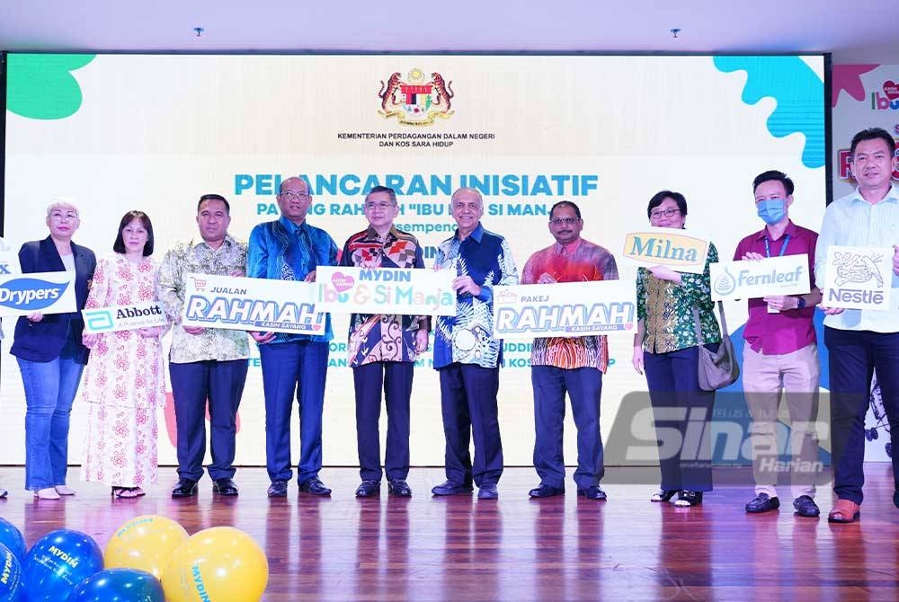 Salahuddin (tengah) dan Ameer (lima dari kanan) bergambar bersama wakil syarikat terlibat pada Majlis Pelancaran Inisiatif Payung Rahmah &#039;Ibu dan Si Manja&#039; di Mydin Subang Jaya pada Khamis. Foto Sinar Harian / MOHD HALIM ABDUL WAHID.