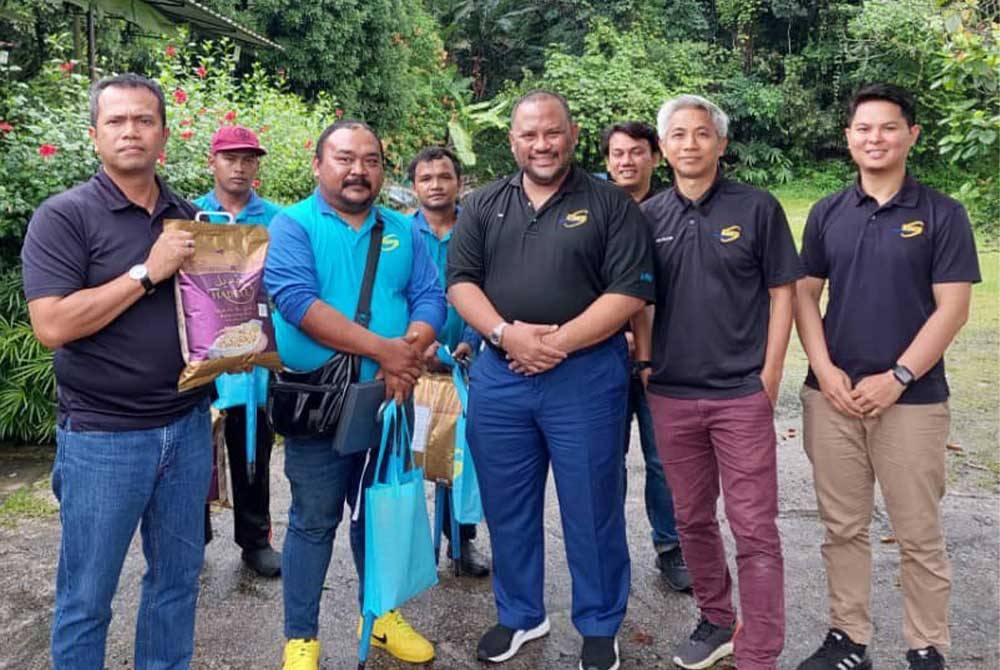 Ramli bersama pegawainya (tiga dari kanan) mengadakan pertemuan bersama Julian (dua dari kiri) dan pekerja yang terlibat dalam kutipan sampah di Kampung Jawa Batu 18, Hulu Langat pada Rabu.