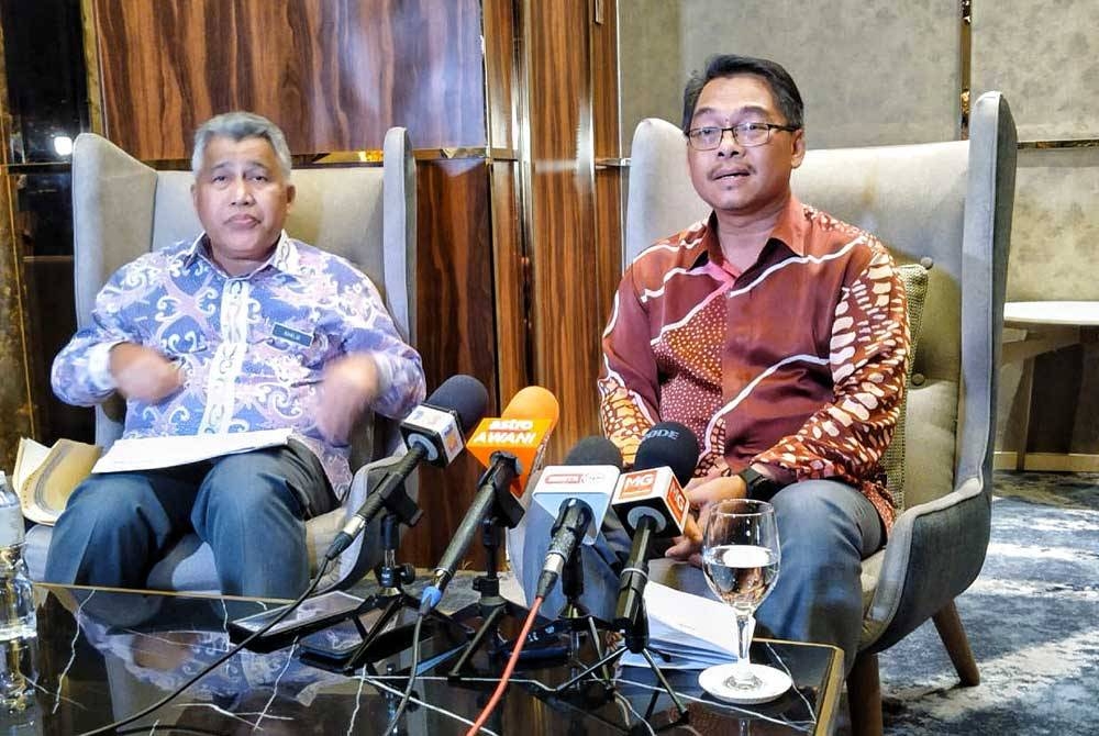 Mustapa (dua, kiri) ketika sidang akhbar selepas menyempurnakan Program Simposium Keharmonian Perusahaan Zon Selatan 2023 di sebuah hotel di Ayer Keroh, di sini pada Khamis.