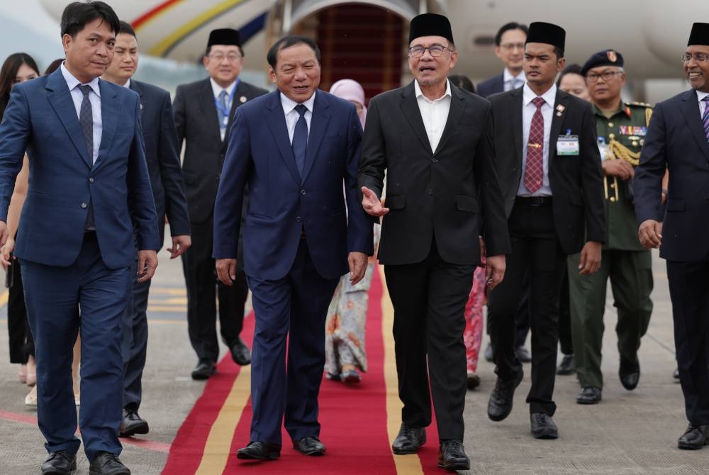 Anwar dan isteri, Wan Azizah disambut Menteri Kebudayaan, Sukan dan Pelancongan Vietnam yang juga Menteri Pengiring, Nguyen Van Hung dan Menteri Luar, Datuk Seri Dr Zambry Abd Kadir dan isteri Datin Seri Saripah Zulkifli. - Foto Bernama