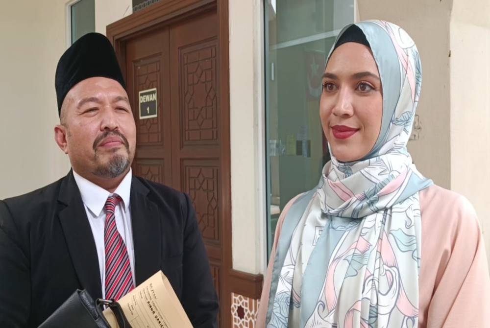 Diana Danielle ditemani peguamnya, hadir di Mahkamah Rendah Syariah Petaling pada Khamis bagi memfailkan permohonan tuntutan nusyuz terhadap suaminya, Farid Kamil.