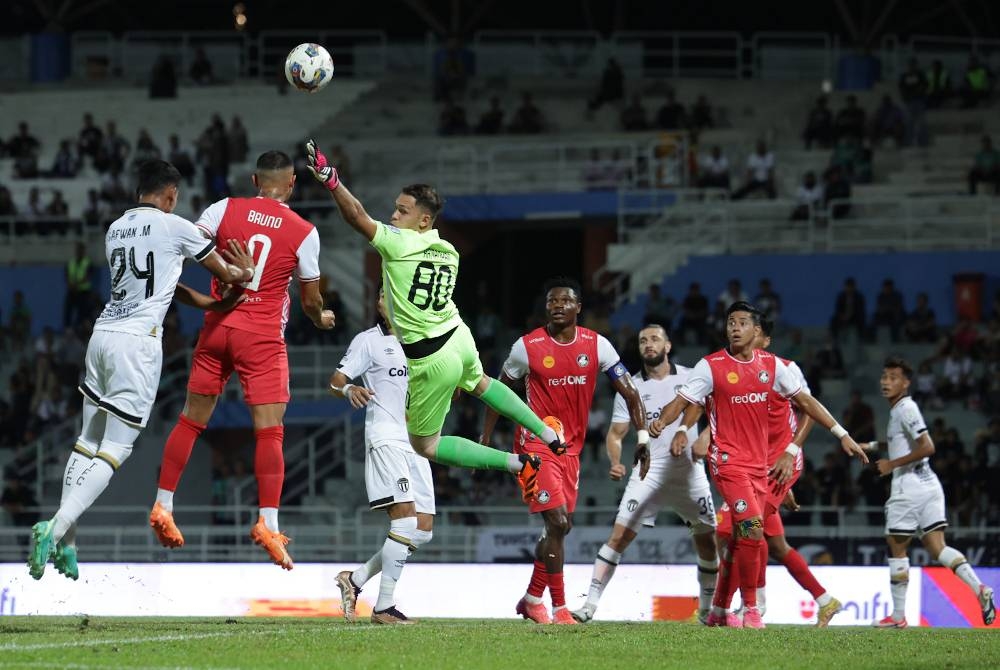 TFC ternyata masih gagal mencipta kemenangan dan kemuncaknya hanya sekadar seri tanpa jaringan ketika berdepan pasukan lebih bawah PDRM FC pada aksi di Liga Super di Stadium Bandaraya Petaling Jaya (MBPJ), Ahad lalu. - Foto Bernama