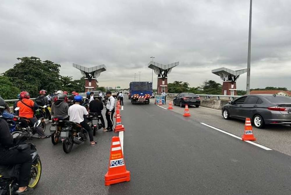 Pemeriksaan dijalankan melibatkan pelbagai kenderaan dalam operasi di Kilometer 14.0 Lebuhraya Kemuning-Shah Alam (LKSA) pada Rabu.