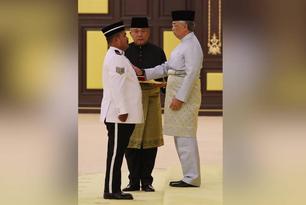 Al-Sultan Abdullah berkenan mengurniakan Darjah Panglima Gagah Berani (PGB) kepada Norihan Tari pada Istiadat Pengurniaan Darjah Kebesaran, Bintang dan Pingat Persekutuan di Istana Negara pada Khamis. - Foto Bernama