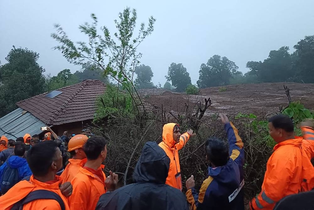 Pasukan penyelamat telah memindahkan 75 penduduk dan ramai lagi dikhuatiri terperangkap. - Foto AFP