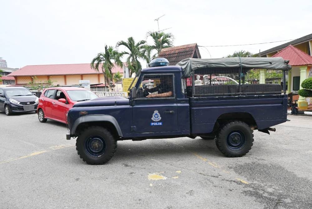 Kenderaan polis membawa keluar mayat mangsa untuk dihantar ke Jabatan Forensik Hospital Melaka pada Khamis.