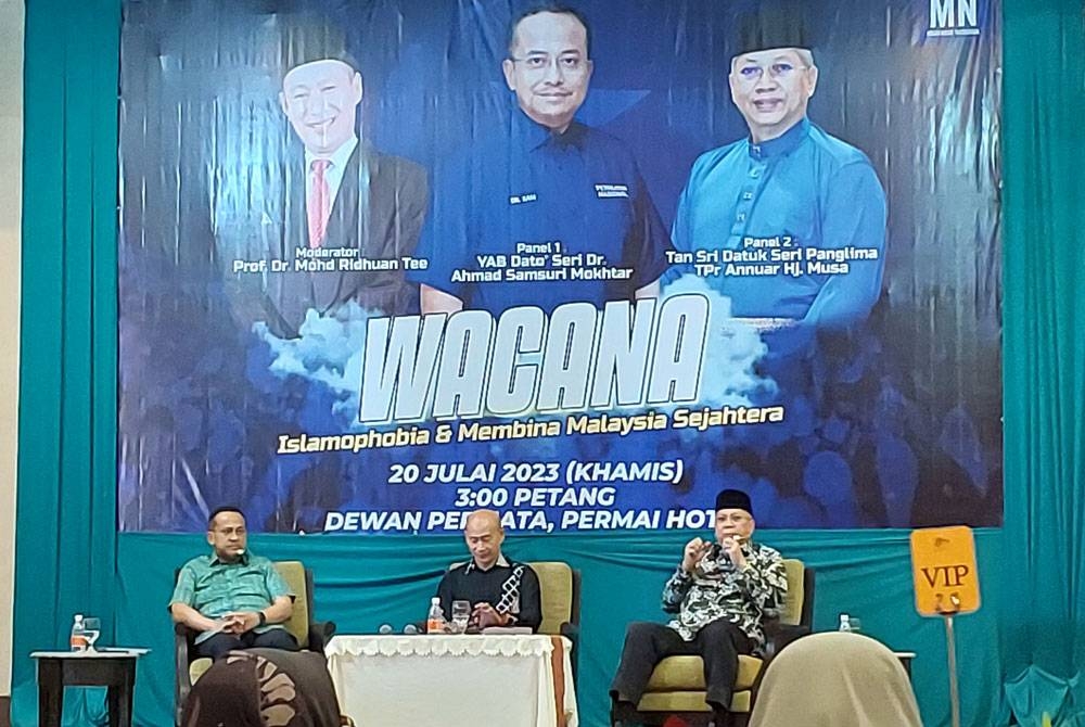 Annuar (kanan) semasa Wacana Islamophobia & Membina Malaysia Sejahtera di salah sebuah hotel di sini.