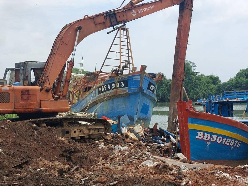 Dua bot nelayan asing yang dilucut hak dimusnahkan menggunakan jengkaut. - Foto Maritim