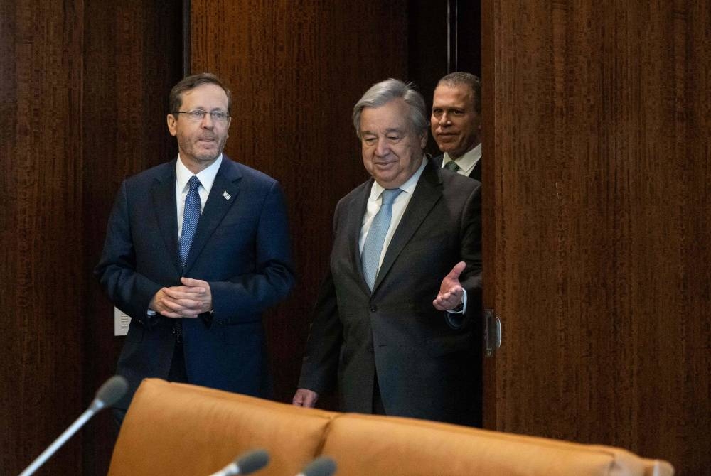 Antonio Guterres (kanan) semasa tiba ke pertemuan dengan Presiden Israel Isaac Herzog (kiri) di ibu pejabat PBB di New York. - Foto AFP