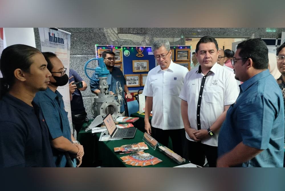 Mohamad Nizar (dua dari kanan) bersama Dr Ahmad Sabirin (tiga dari kanan) melawat pameran Inovasi dari agensi yang mengambil bahagian sempena Program Keterlibatan SIRIM-Industri di Pejabat SIRIM Pahang di sini pada Jumaat.