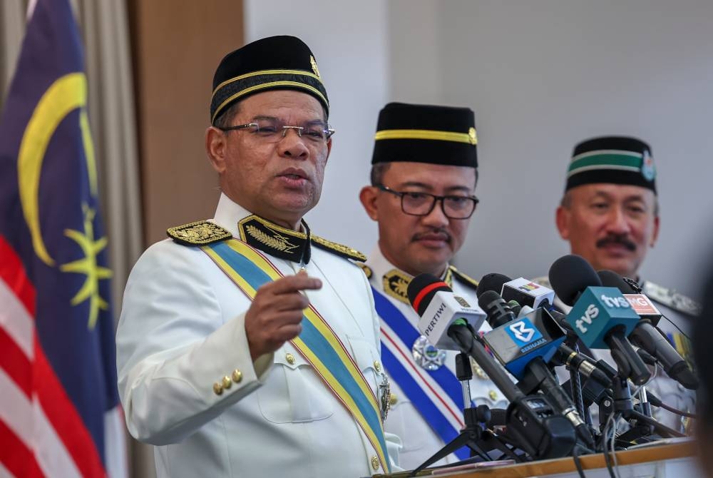 Saifuddin (kiri) pada sidang media selepas Sambutan Hari Imigresen 2023 di Dataran Pahlawan hari ini. - Foto Bernama