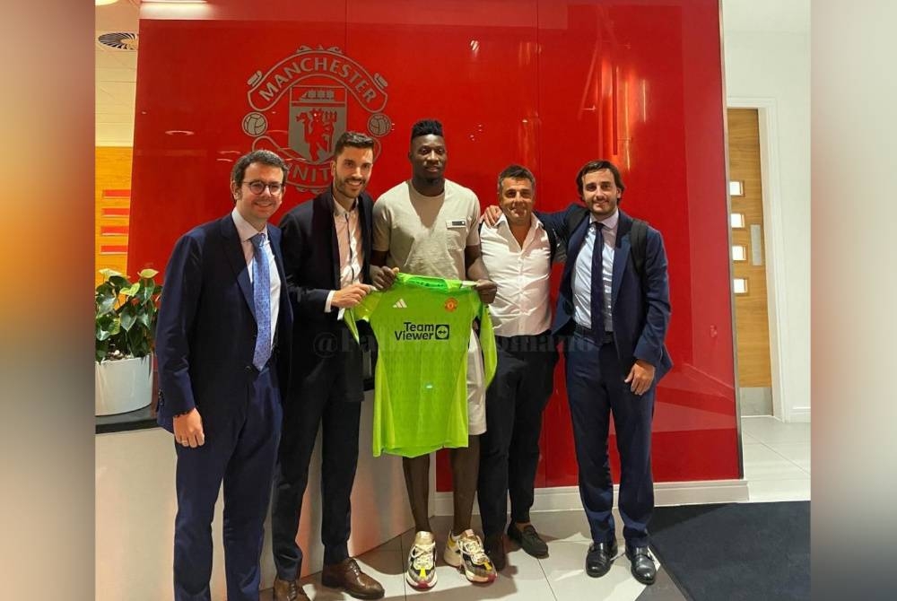 Onana memegang jersi Manchester United buat kali pertama bersama ejennya Albert Botines dan Jordi Pascual. - Foto AGENSI