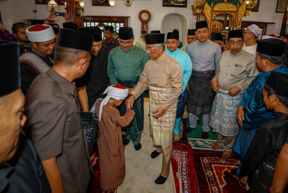 Al-Sultan Abdullah berkenan bersalaman bersama jemaah selepas menunaikan solat Jumaat di Masjid Kampung Hulu, hari ini. - Foto Bernama