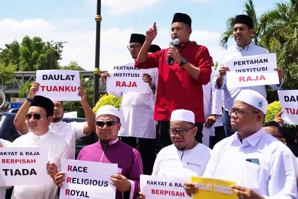 Danial al-Rashid (belakang, tengah) berucap semasa Himpunan Daulat Tuanku: Pertahan Institusi Diraja yang dianjurkan Pemuda BN Selangor dan Pemuda PH Selangor di Masjid Sultan Salahuddin Abdul Aziz Shah pada Jumaat.