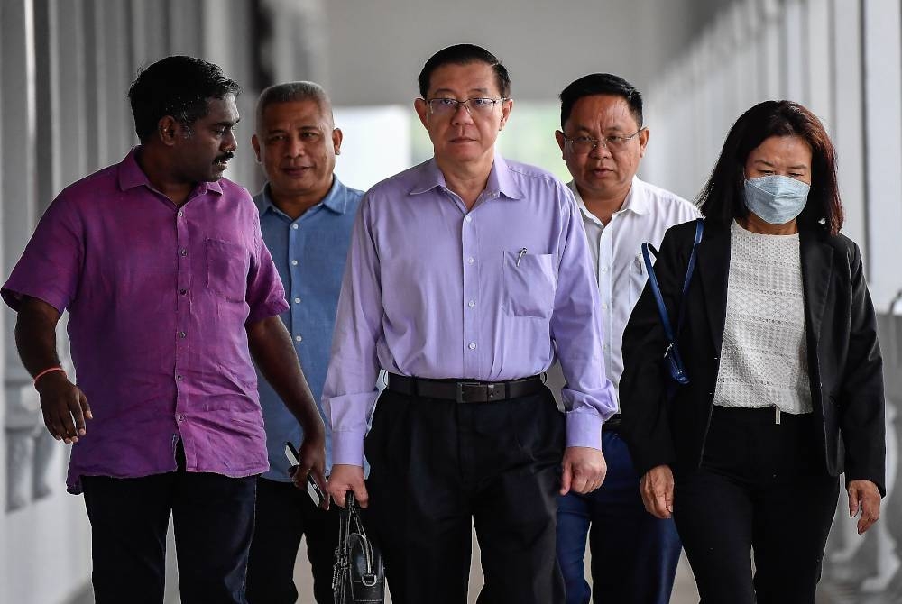 Guan Eng (tengah) hadir di Mahkamah Sesyen hari ini bagi sambung perbicaraan kes rasuahnya yang berdepan empat pertuduhan libat pembinaan terowong dasar laut dan projek pembinaan jalan utama di Pulau Pinang, bernilai RM6.3 bilion. - Foto Bernama