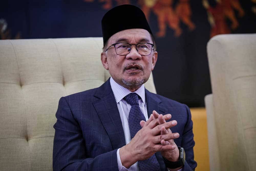 Anwar ketika sidang media bersama wartawan Malaysia di Lapangan Terbang Antarabangsa Noi Bai sebelum berlepas pulang ke Kuala Lumpur hari ini. - Foto Bernama