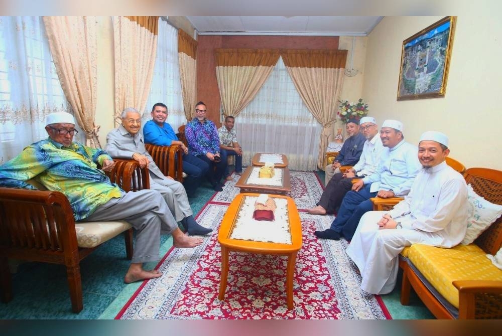 Tun Mahathir dikatakan meluangkan masa bertanyakan khabar sebelum bertolak menghadiri pertemuan tertutup bersama pemimpin Perikatan Nasional (PN). - Foto HARAKAHDAILY