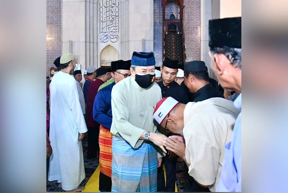 Sultan Selangor meminta umat Islam menjauhi perbuatan mengumpat, mencela, mencaci dan memfitnah terutama menjelang musim pilihan raya.