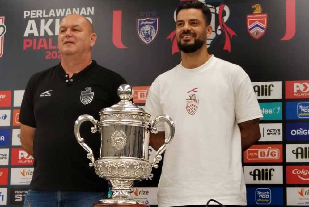 Bojan (kiri), bersama kapten KL City FC, Paulo Josue pada sidang media pra-perlawanan akhir Piala FA 2023 pada Jumaat.