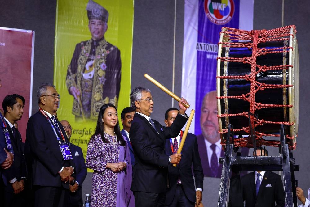 Al-Sultan Abdullah berkenan memalu gong sebagai gimik perasmian Kejohanan Karate Asia ke-19 dan Kejohanan Para Karate Asia edisi ke-2 di Pusat Dagangan Antarabangsa Melaka (MITC) Ayer Keroh hari ini.