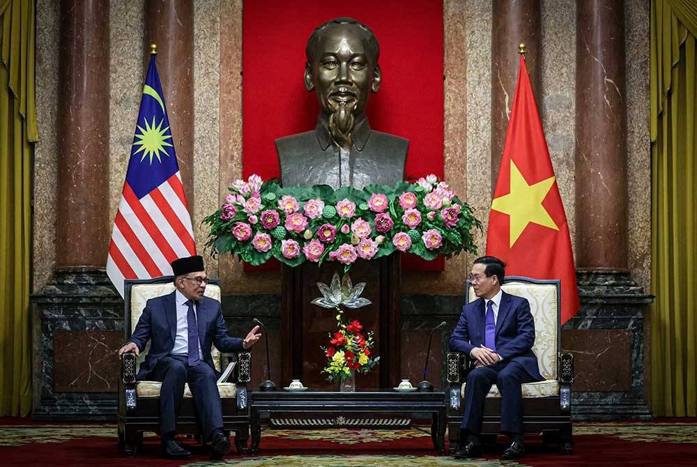 Anwar beramah mesra bersama Presiden Vietnam, Vo Van Thuong ketika kunjungan hormat sempena lawatan Perdana Menteri ke Vietnam di The Presidential Palace hari ini. - Foto Bernama