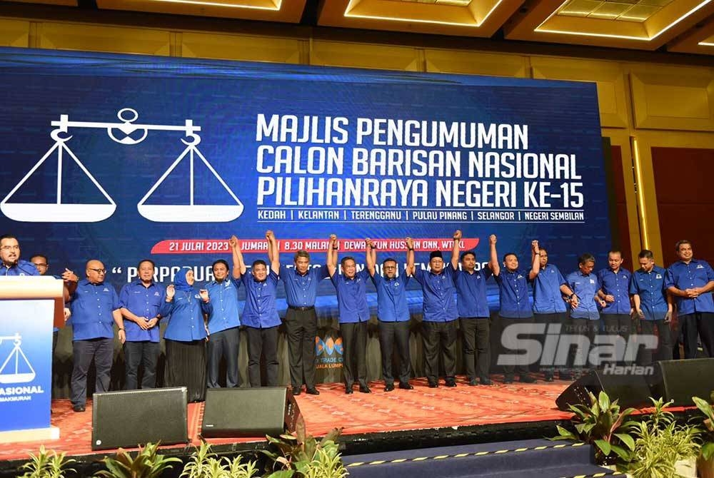 Calon-calon dari Negeri Sembilan yang hadir pada Majlis Pengumuman Calon Barisan Nasional Pilihanraya Negeri di Dewan Tun Hussein Onn pada Jumaat. - FOTO MOHD RAFIQ REDZUAN HAMZAH