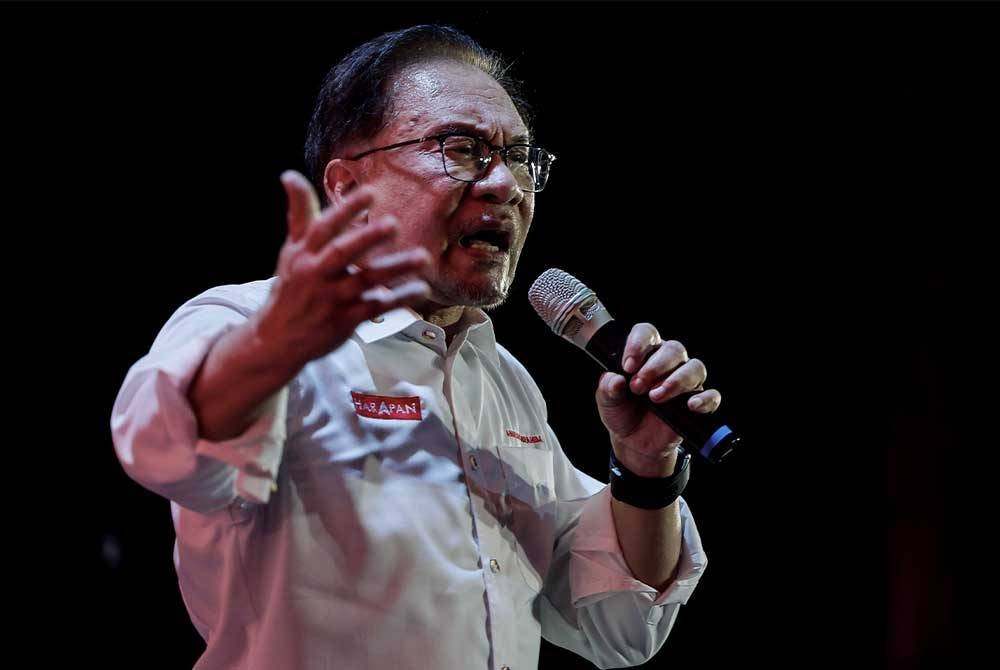 Anwar berucap pada Program Kita Hulu Kelang bersama Perdana Menteri di Padang Rumah Pangsa PKNS AU2 Taman Keramat malam ini. - Foto Bernama