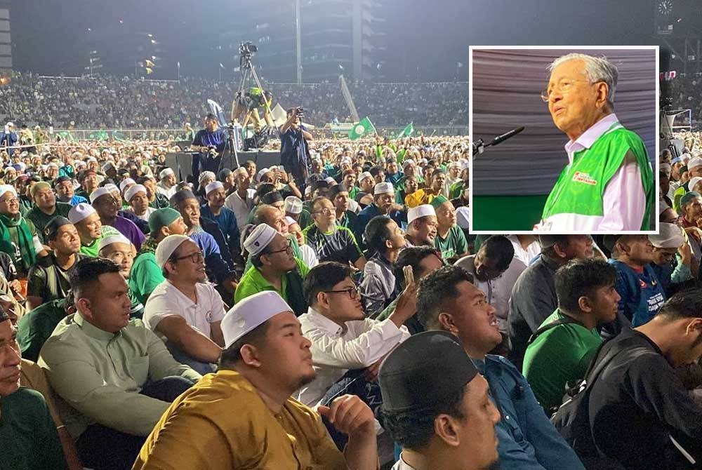 Orang ramai hadir ke Program Munajat Rakyat Kelantan Ppakat Pertahan di Stadium Sultan Muhammad IV, Kota Bharu pada Jumaat. Gambar kecil: Dr Mahathir