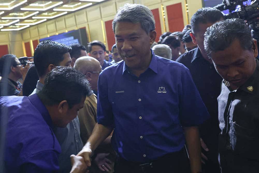 Mohamad bersalaman bersama ahli parti pada Majlis Pengumuman Calon BN bagi Pilihan Raya Negeri ke-15 di Dewan Tun Hussein Onn Pusat Dagangan Dunia Kuala Lumpur hari ini. - Foto Bernama