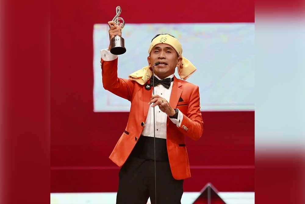 Bell Ngasri cipta sejarah manis apabila dinobatkan sebagai Bintang Paling Popular di ABPBH35 yang berlangsung di Istana Budaya, Kuala Lumpur pada Jumaat.