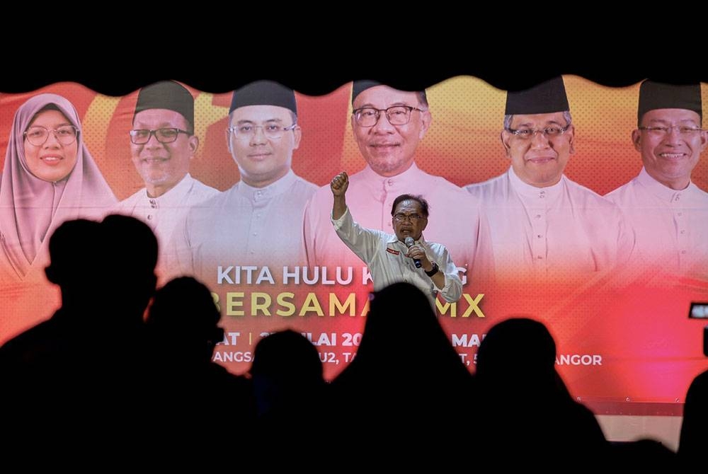 Anwar ketika berucap pada program Hulu Kelang Bersama PMX di Padang Rumah Pangsa PKNS AU2, Taman Keramat pada Jumaat.