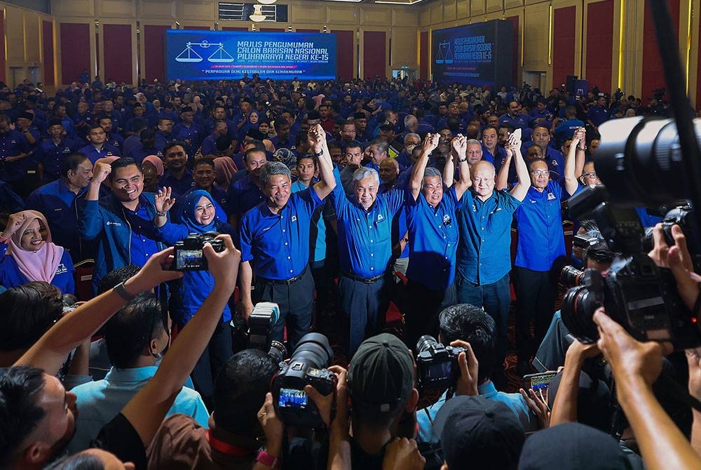 Ahmad Zahid bersama Mohamad bergambar bersama ahli-ahli parti pada Majlis Pengumuman Calon BN bagi Pilihan Raya Negeri ke-15 di Dewan Tun Hussein Onn Pusat Dagangan Dunia Kuala Lumpur. - Foto Bernama