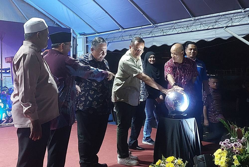 Ahmad Samsuri (tengah)) ketika merasmikan Majlis Perasmian Payang Walk dan Operasi Beca Warisan pada malam Jumaat.