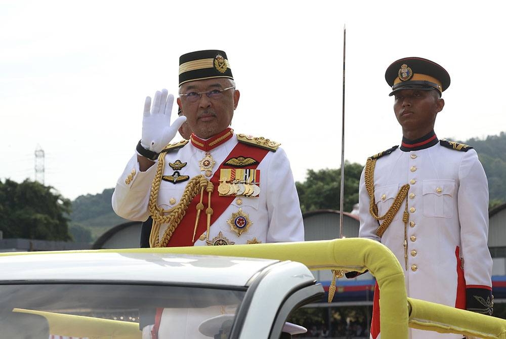 Al-Sultan Abdullah berkenan berangkat pada Istiadat Perbarisan Pentauliahan Diraja dan Pengurniaan Watikah Tauliah Pegawai Kadet ATM 2023 di Kem Perdana Sungai Besi hari ini. - Foto Bernama