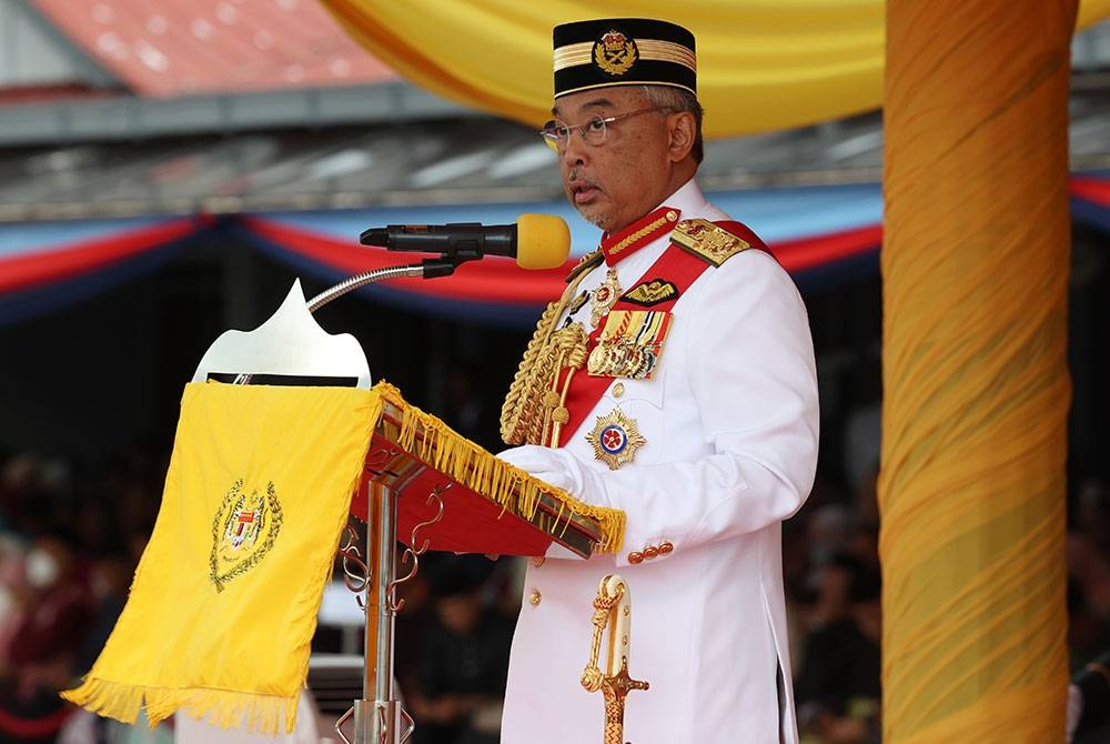 Al-Sultan Abdullah berkenan menyampaikan titah pada Istiadat Perbarisan Pentauliahan Diraja dan Pengurniaan Watikah Tauliah Pegawai Kadet ATM 2023 di Kem Perdana Sungai Besi hari ini.   - Foto Bernama