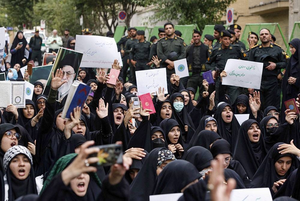 Penunjuk perasaan wanita berhimpun di luar Kedutaan Sweden di Teheran bagi mengutuk insiden mencemarkan kitab suci al-Quran di Stockholm. -Foto AFP