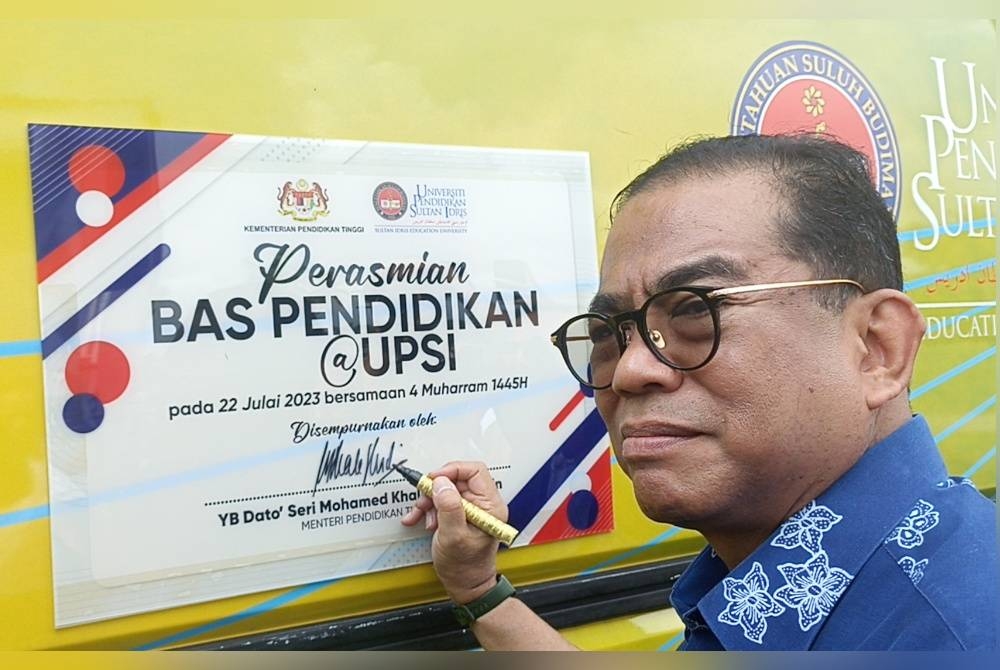 Mohamed Khaled merasmikan UPSI Smarthome Schooling @ Johor di Sekolah Menengah Kebangsaan Tan Sri Jaafar Albar Sedili pada Sabtu.