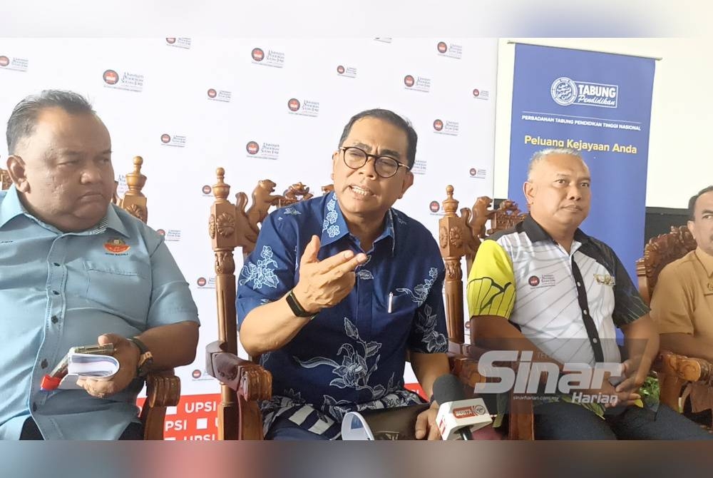 Mohamed Khaled (tengah) pada sidang akhbar selepas menyempurnakan Program 'Smart Home Schooling Tuitoin' Sekolah-sekolah Menengah Kota Tinggi 2023 di SMK Tan Sri Jaafar Albar, pada Sabtu.