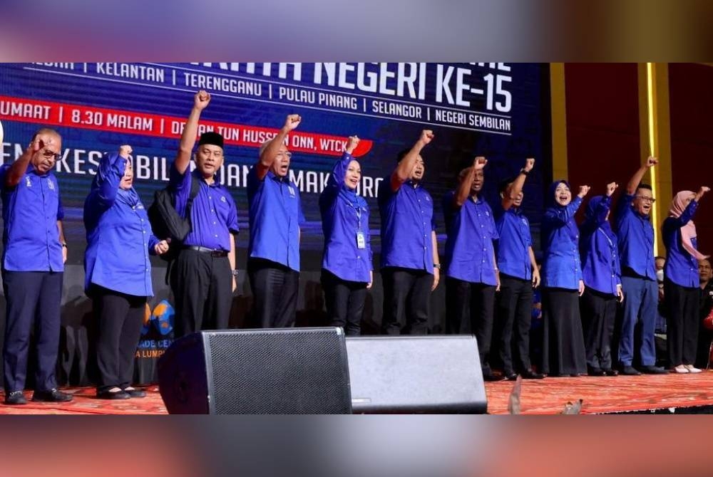 Mahdzir (empat dari kiri) bersama calon BN Kedah yang diumumkan pada Jumaat di ibu negara.