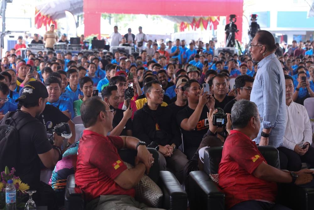 Anwar berucap pada sesi Temu Anwar sempena Program Himpunan Rider Madani@Selangor di Laman Majlis Perbandaran Petaling Jaya pada Sabtu. - Foto Bernama