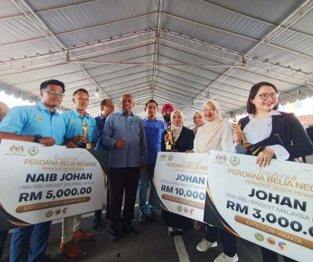 Khairudin (tengah) bersama sebahagian penerima Anugerah Khas Belia dan Anugerah Perdana Belia Negara 2023 sempena Karnival Sambutan Hari Belia Negara peringkat negeri di Kompleks Belia dan Sukan Perak pada Sabtu.