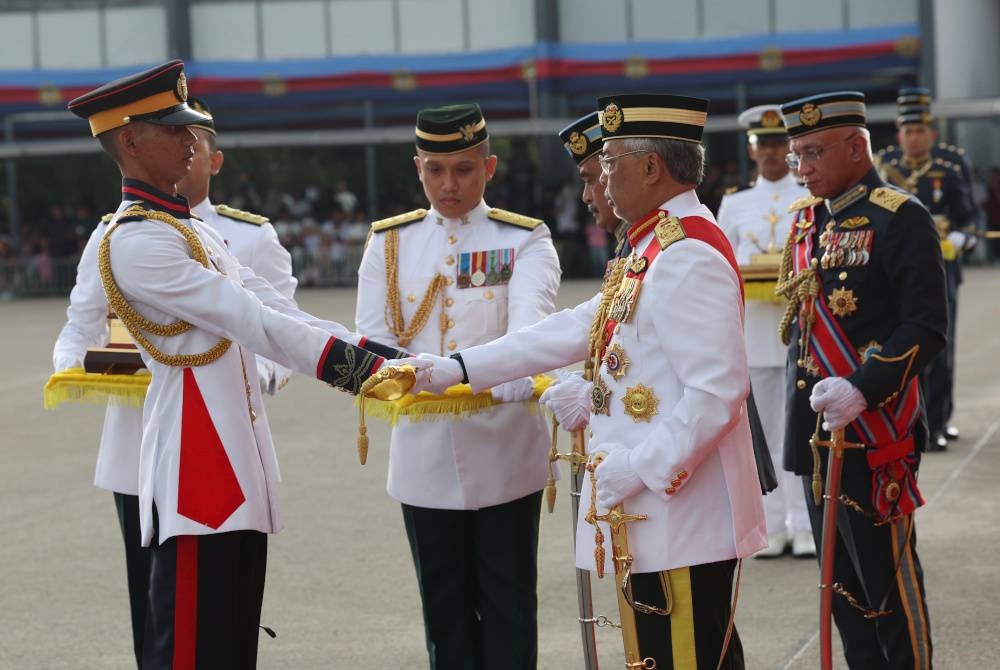 Al-Sultan Abdullah berkenan mengurniakan anugerah Pegawai Kadet Terbaik Tentera Darat Malaysia kepada Pegawai Rendah Kanan Khairul Faisal Hasanuddin, yang menerima Piala Seri Gagah Setia dan sebilah pedang kehormat pada Istiadat Perbarisan Pentauliahan Diraja dan Pengurniaan Watikah Tauliah Pegawai Kadet Angkatan Tentera Malaysia (ATM) 2023 di Kem Perdana Sungai Besi, pada Sabtu. - Foto Bernama